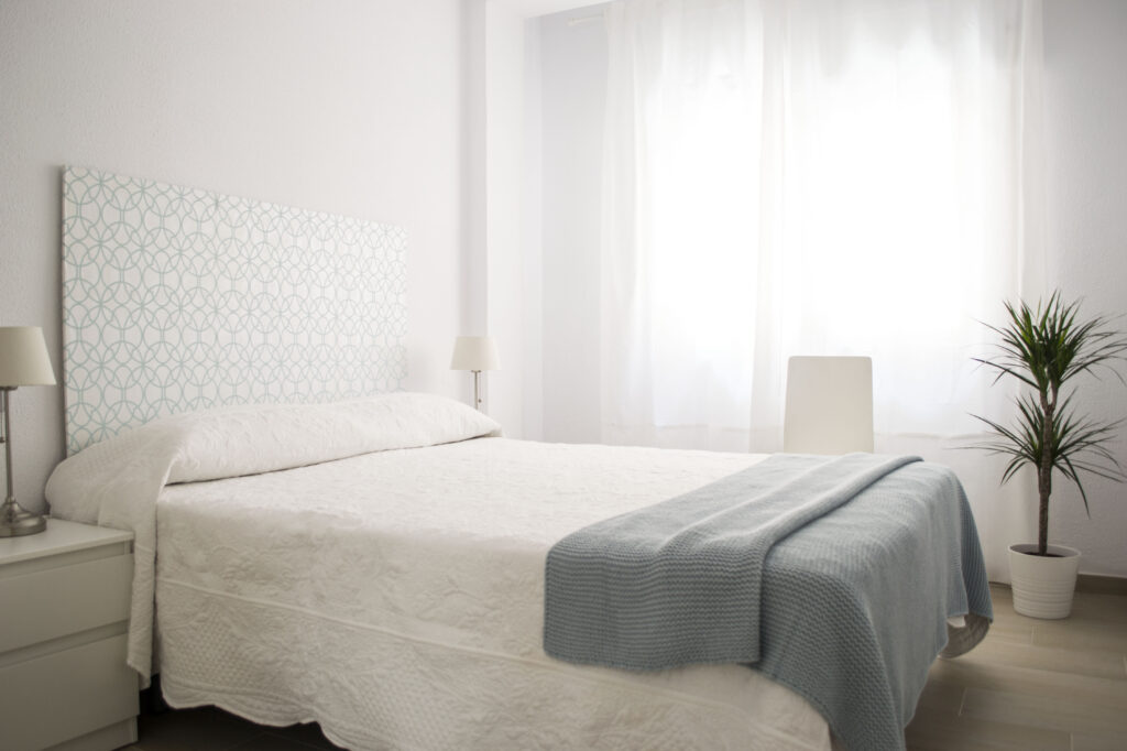 cama azul y colores pasteles